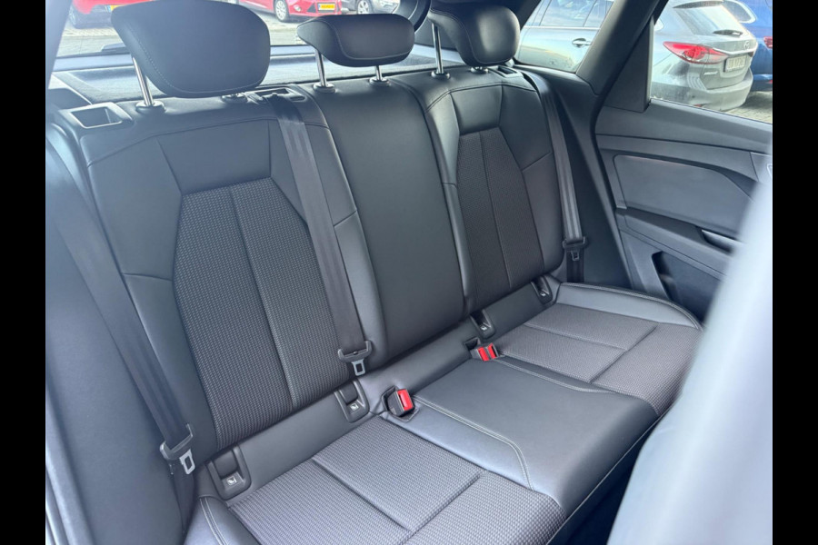 Audi Q4 e-tron 40 S edition 77 kWh, 2 X S-LINE, soh 97%, electr trekhaak, achteruitrijcamera, , 1 e eigenaar, NL auto met nap