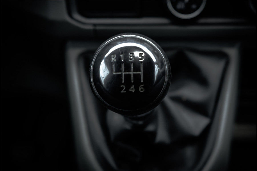 Volkswagen Crafter 2.0 TDI L3H2 | 140PK | Camera | Carplay | Mirrorlink | Cruise | Airco | 3-Zits