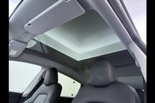 Tesla Model Y Long Range AWD 75kWh SOH 95% Warmtepomp Matrix-Led Leder Navi Ecc Premium Audio Stoel+Stuurverwarming Autopilot Adaptieve Cruise Memory Intel Atom® Processor Achterbank verwarmd 4WD Elek.Stoelen+Achterklep Zeer complete Model Y in de speciale kleur Midnight Cherry Red.