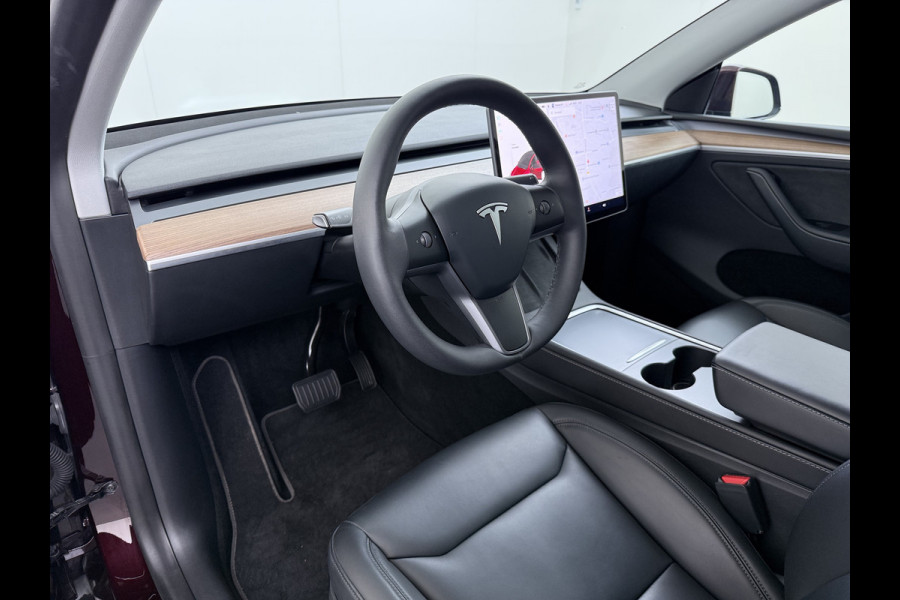 Tesla Model Y Long Range AWD 75kWh SOH 95% Warmtepomp Matrix-Led Leder Navi Ecc Premium Audio Stoel+Stuurverwarming Autopilot Adaptieve Cruise Memory Intel Atom® Processor Achterbank verwarmd 4WD Elek.Stoelen+Achterklep Zeer complete Model Y in de speciale kleur Midnight Cherry Red.