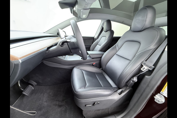 Tesla Model Y Long Range AWD 75kWh SOH 95% Warmtepomp Matrix-Led Leder Navi Ecc Premium Audio Stoel+Stuurverwarming Autopilot Adaptieve Cruise Memory Intel Atom® Processor Achterbank verwarmd 4WD Elek.Stoelen+Achterklep Zeer complete Model Y in de speciale kleur Midnight Cherry Red.