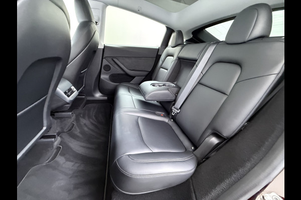 Tesla Model Y Long Range AWD 75kWh SOH 95% Warmtepomp Matrix-Led Leder Navi Ecc Premium Audio Stoel+Stuurverwarming Autopilot Adaptieve Cruise Memory Intel Atom® Processor Achterbank verwarmd 4WD Elek.Stoelen+Achterklep Zeer complete Model Y in de speciale kleur Midnight Cherry Red.