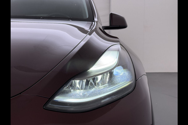 Tesla Model Y Long Range AWD 75kWh SOH 95% Warmtepomp Matrix-Led Leder Navi Ecc Premium Audio Stoel+Stuurverwarming Autopilot Adaptieve Cruise Memory Intel Atom® Processor Achterbank verwarmd 4WD Elek.Stoelen+Achterklep Zeer complete Model Y in de speciale kleur Midnight Cherry Red.