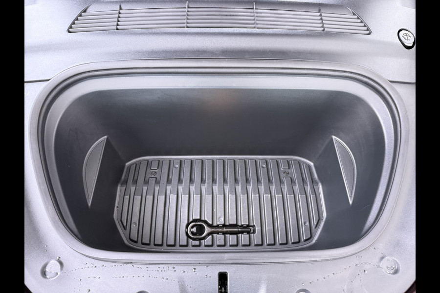 Tesla Model Y Long Range AWD 75kWh SOH 95% Warmtepomp Matrix-Led Leder Navi Ecc Premium Audio Stoel+Stuurverwarming Autopilot Adaptieve Cruise Memory Intel Atom® Processor Achterbank verwarmd 4WD Elek.Stoelen+Achterklep Zeer complete Model Y in de speciale kleur Midnight Cherry Red.