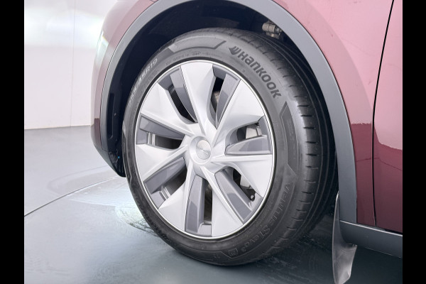Tesla Model Y Long Range AWD 75kWh SOH 95% Warmtepomp Matrix-Led Leder Navi Ecc Premium Audio Stoel+Stuurverwarming Autopilot Adaptieve Cruise Memory Intel Atom® Processor Achterbank verwarmd 4WD Elek.Stoelen+Achterklep Zeer complete Model Y in de speciale kleur Midnight Cherry Red.