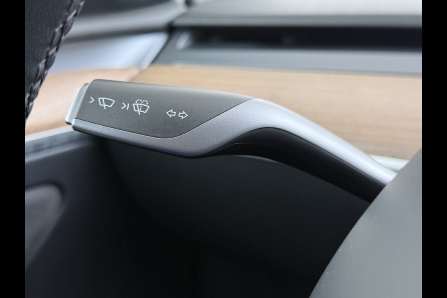 Tesla Model Y Long Range AWD 75kWh SOH 95% Warmtepomp Matrix-Led Leder Navi Ecc Premium Audio Stoel+Stuurverwarming Autopilot Adaptieve Cruise Memory Intel Atom® Processor Achterbank verwarmd 4WD Elek.Stoelen+Achterklep Zeer complete Model Y in de speciale kleur Midnight Cherry Red.