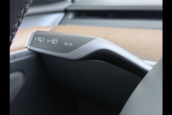 Tesla Model Y Long Range AWD 75kWh SOH 95% Warmtepomp Matrix-Led Leder Navi Ecc Premium Audio Stoel+Stuurverwarming Autopilot Adaptieve Cruise Memory Intel Atom® Processor Achterbank verwarmd 4WD Elek.Stoelen+Achterklep Zeer complete Model Y in de speciale kleur Midnight Cherry Red.