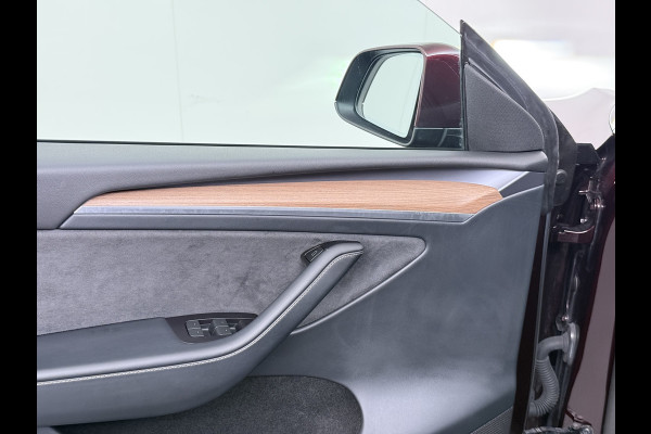 Tesla Model Y Long Range AWD 75kWh SOH 95% Warmtepomp Matrix-Led Leder Navi Ecc Premium Audio Stoel+Stuurverwarming Autopilot Adaptieve Cruise Memory Intel Atom® Processor Achterbank verwarmd 4WD Elek.Stoelen+Achterklep Zeer complete Model Y in de speciale kleur Midnight Cherry Red.