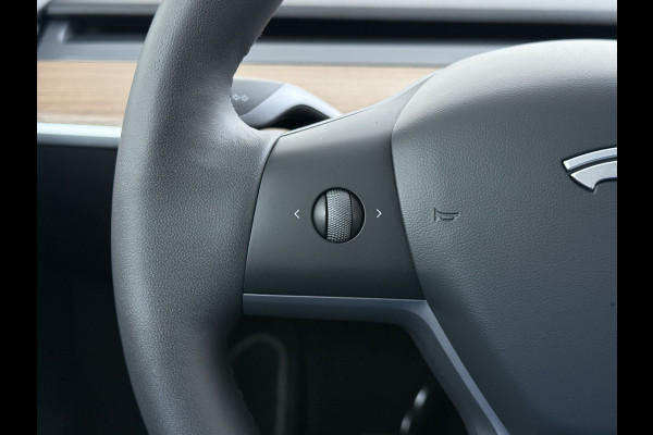 Tesla Model Y Long Range AWD 75kWh SOH 95% Warmtepomp Matrix-Led Leder Navi Ecc Premium Audio Stoel+Stuurverwarming Autopilot Adaptieve Cruise Memory Intel Atom® Processor Achterbank verwarmd 4WD Elek.Stoelen+Achterklep Zeer complete Model Y in de speciale kleur Midnight Cherry Red.