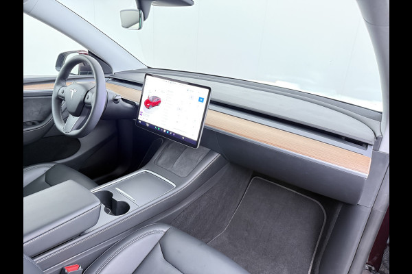 Tesla Model Y Long Range AWD 75kWh SOH 95% Warmtepomp Matrix-Led Leder Navi Ecc Premium Audio Stoel+Stuurverwarming Autopilot Adaptieve Cruise Memory Intel Atom® Processor Achterbank verwarmd 4WD Elek.Stoelen+Achterklep Zeer complete Model Y in de speciale kleur Midnight Cherry Red.