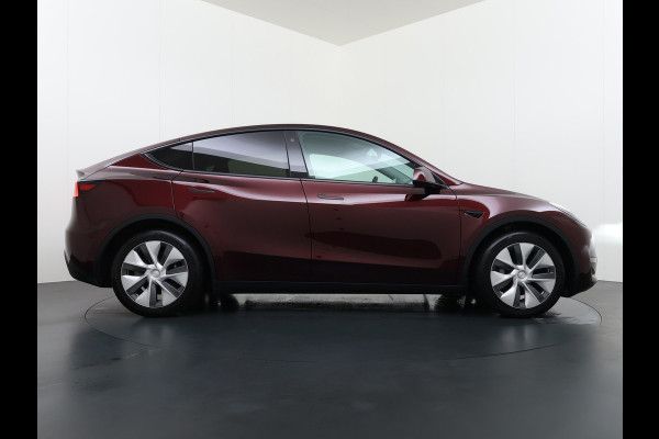 Tesla Model Y Long Range AWD 75kWh SOH 95% Warmtepomp Matrix-Led Leder Navi Ecc Premium Audio Stoel+Stuurverwarming Autopilot Adaptieve Cruise Memory Intel Atom® Processor Achterbank verwarmd 4WD Elek.Stoelen+Achterklep Zeer complete Model Y in de speciale kleur Midnight Cherry Red.