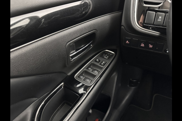 Mitsubishi Outlander 2.4 PHEV Intense (INCL.BTW) *LEATHER-MICROFIBRE | LED-LIGHTS | KEYLESS | CAMERA | HEATED-COMFORTSEATS | ECC | SHIFT-PADDLES | PDC | CRUISE | PRIVACY-GLASS | DAB | TOWBAR | 18''ALU *