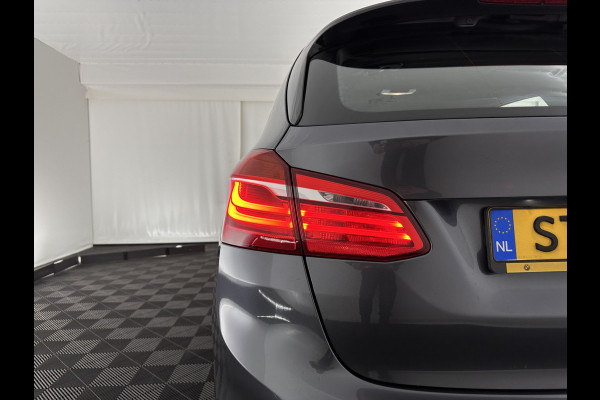 BMW 2 Serie Active Tourer 216d Corporate Lease High Executive Aut. *HEAD-UP | LEATHER | FULL-LED | HEATED-COMFORTSEATS | NAVI-FULLMAP | ECC | PDC | CRUISE | 18''ALU*