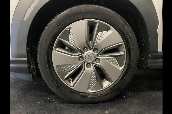 Hyundai Kona EV Fashion 64 kWh|100% SOH|FACELIFT|3-FASE|1/2 LEDER|ACC|NAVI|CAMERA|CARPLAY|STOELVERW|NAVI|ORG.NL|NAP|1e EIG.|IN.BTW