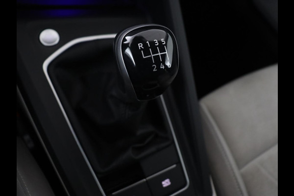 Volkswagen Golf 1.5 TSI Life Business | Matrix LED | Camera | Massage | Carplay | Keyless | Memory | Navigatie | Adaptive cruise | Side Assist | Sfeerverlichting | Climate control