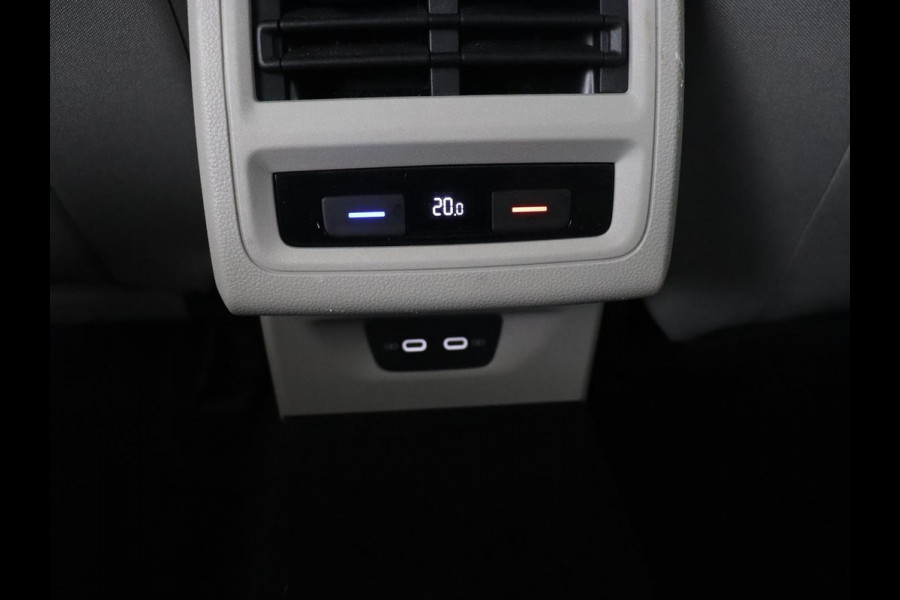 Volkswagen Golf 1.5 TSI Life Business | Matrix LED | Camera | Massage | Carplay | Keyless | Memory | Navigatie | Adaptive cruise | Side Assist | Sfeerverlichting | Climate control