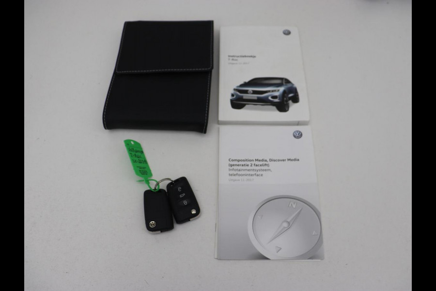 Volkswagen T-Roc 1.5 TSI Style | Panoramadak | Trekhaak | Full LED | Carplay | Adaptive cruise | Navigatie | Airco | Parkeerhulp | Bluetooth