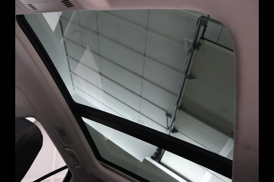 Volkswagen T-Roc 1.5 TSI Style | Panoramadak | Trekhaak | Full LED | Carplay | Adaptive cruise | Navigatie | Airco | Parkeerhulp | Bluetooth