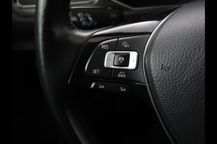 Volkswagen T-Roc 1.5 TSI Style | Panoramadak | Trekhaak | Full LED | Carplay | Adaptive cruise | Navigatie | Airco | Parkeerhulp | Bluetooth