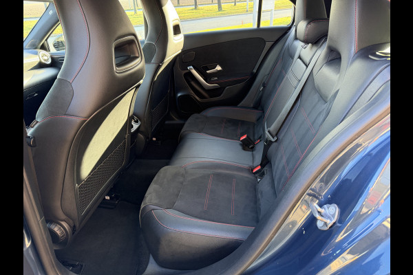 Mercedes-Benz A-Klasse 180 Business Solution Automaat / AMG styling / 18"LM / LED / Navi / Camera