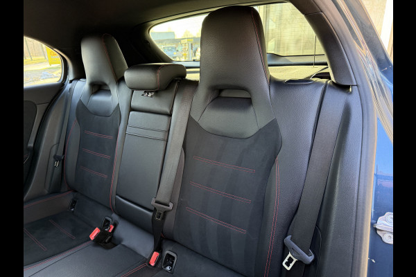 Mercedes-Benz A-Klasse 180 Business Solution Automaat / AMG styling / 18"LM / LED / Navi / Camera