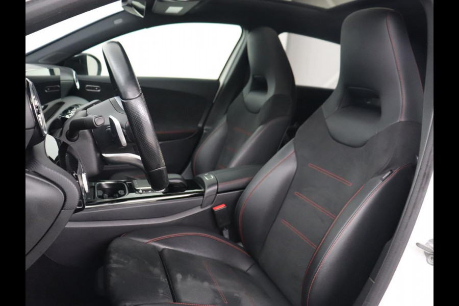 Mercedes-Benz A-Klasse 180 AMG | Panoramadak | Stoelverwarming | Carplay | Sfeerverlichting | Leder/Alcantara | Navigatie | Park Assist | Full LED | Widescreen | Climate control | Cruise control