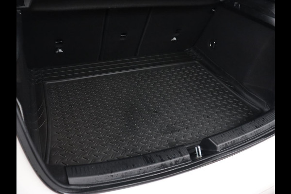 Mercedes-Benz A-Klasse 180 AMG | Panoramadak | Stoelverwarming | Carplay | Sfeerverlichting | Leder/Alcantara | Navigatie | Park Assist | Full LED | Widescreen | Climate control | Cruise control