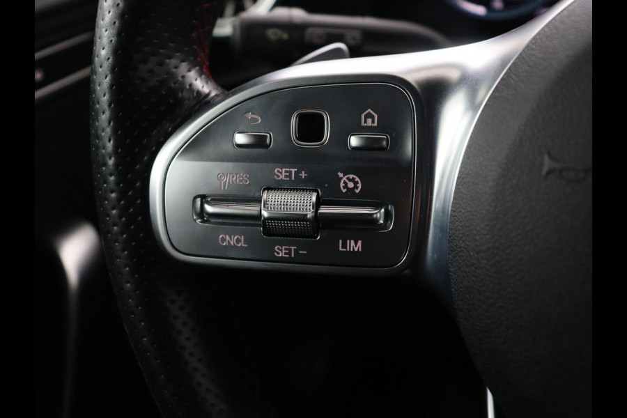 Mercedes-Benz A-Klasse 180 AMG | Panoramadak | Stoelverwarming | Carplay | Sfeerverlichting | Leder/Alcantara | Navigatie | Park Assist | Full LED | Widescreen | Climate control | Cruise control