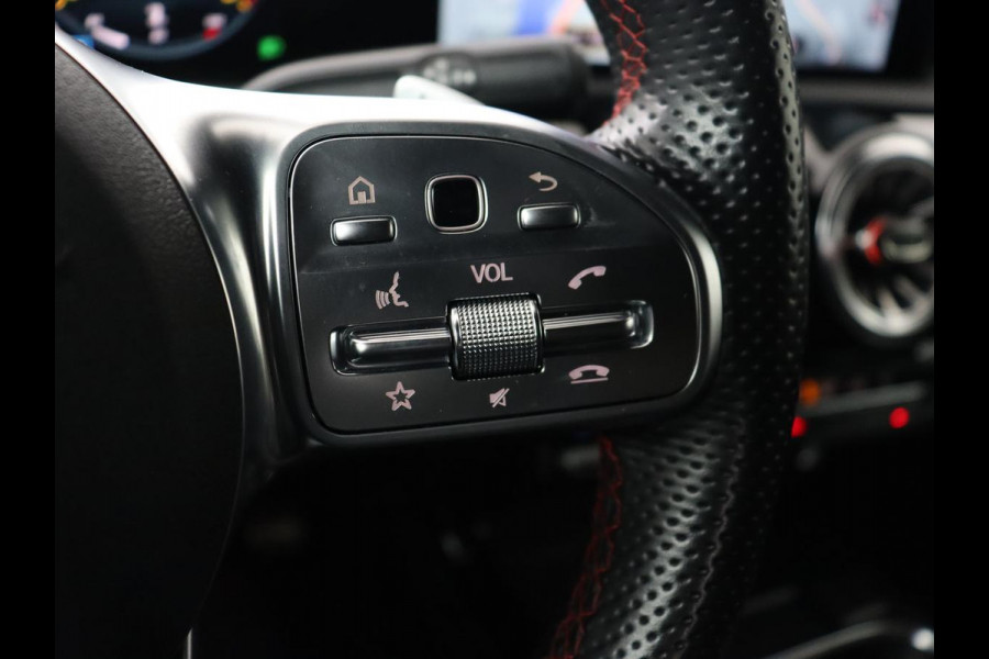 Mercedes-Benz A-Klasse 180 AMG | Panoramadak | Stoelverwarming | Carplay | Sfeerverlichting | Leder/Alcantara | Navigatie | Park Assist | Full LED | Widescreen | Climate control | Cruise control