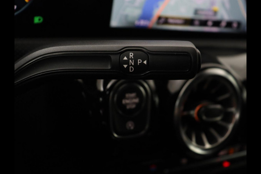 Mercedes-Benz A-Klasse 180 AMG | Panoramadak | Stoelverwarming | Carplay | Sfeerverlichting | Leder/Alcantara | Navigatie | Park Assist | Full LED | Widescreen | Climate control | Cruise control