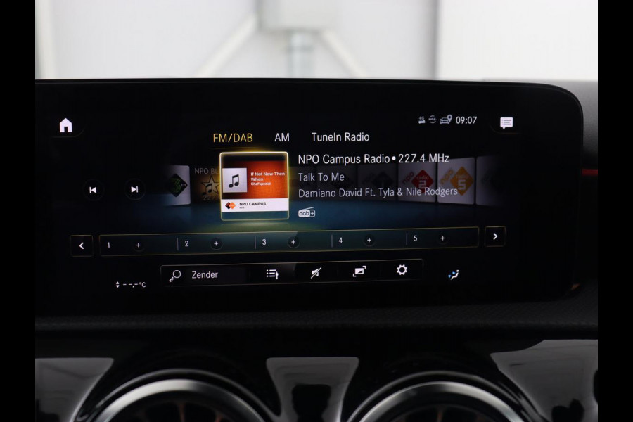 Mercedes-Benz A-Klasse 180 AMG | Panoramadak | Stoelverwarming | Carplay | Sfeerverlichting | Leder/Alcantara | Navigatie | Park Assist | Full LED | Widescreen | Climate control | Cruise control