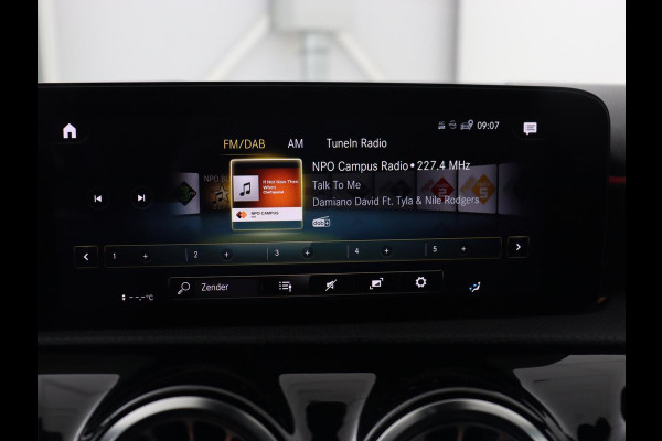 Mercedes-Benz A-Klasse 180 AMG | Panoramadak | Stoelverwarming | Carplay | Sfeerverlichting | Leder/Alcantara | Navigatie | Park Assist | Full LED | Widescreen | Climate control | Cruise control