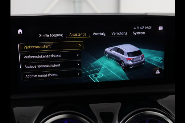 Mercedes-Benz A-Klasse 180 AMG | Panoramadak | Stoelverwarming | Carplay | Sfeerverlichting | Leder/Alcantara | Navigatie | Park Assist | Full LED | Widescreen | Climate control | Cruise control