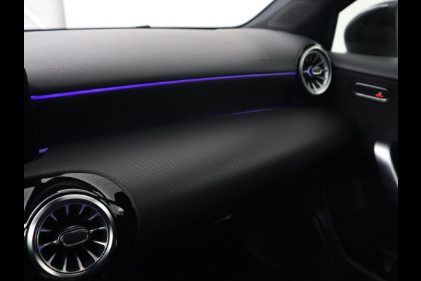 Mercedes-Benz A-Klasse 180 AMG | Panoramadak | Stoelverwarming | Carplay | Sfeerverlichting | Leder/Alcantara | Navigatie | Park Assist | Full LED | Widescreen | Climate control | Cruise control