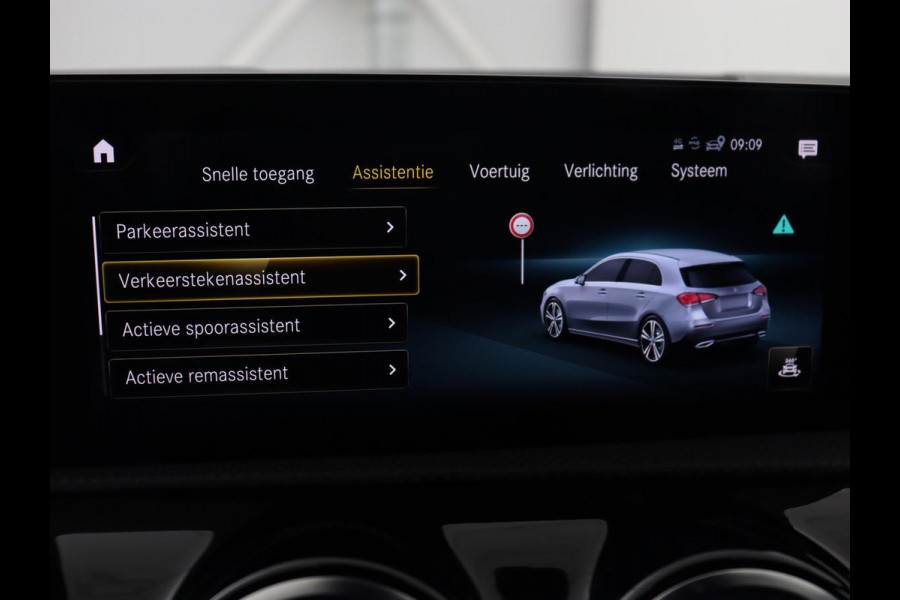 Mercedes-Benz A-Klasse 180 AMG | Panoramadak | Stoelverwarming | Carplay | Sfeerverlichting | Leder/Alcantara | Navigatie | Park Assist | Full LED | Widescreen | Climate control | Cruise control