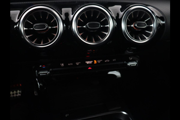 Mercedes-Benz A-Klasse 180 AMG | Panoramadak | Stoelverwarming | Carplay | Sfeerverlichting | Leder/Alcantara | Navigatie | Park Assist | Full LED | Widescreen | Climate control | Cruise control