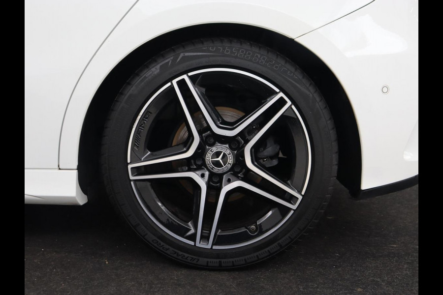 Mercedes-Benz A-Klasse 180 AMG | Panoramadak | Stoelverwarming | Carplay | Sfeerverlichting | Leder/Alcantara | Navigatie | Park Assist | Full LED | Widescreen | Climate control | Cruise control