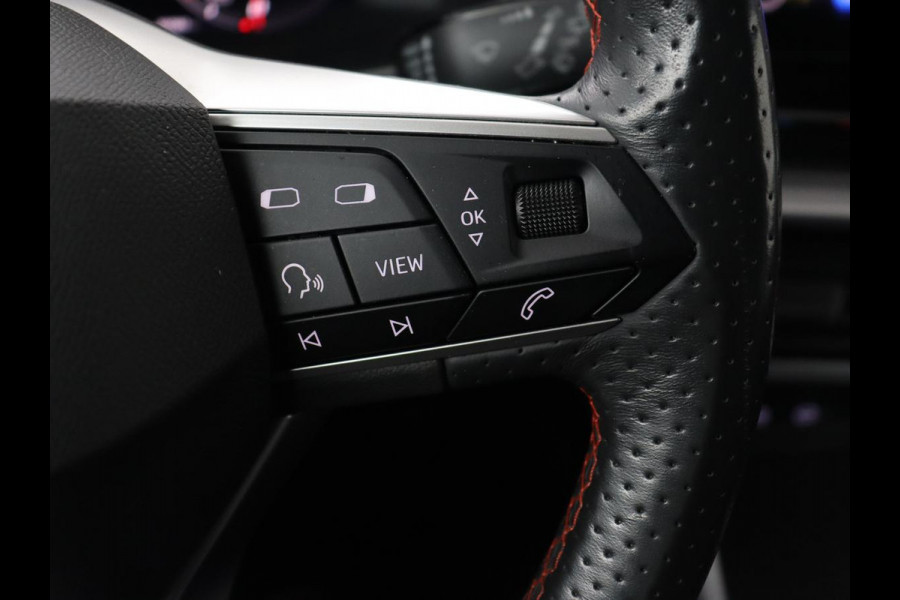 Seat Leon 1.5 TSI FR Launch Edition | Trekhaak | Adaptive cruise | Sfeerverlichting | Carplay | Navigatie | Full LED | 18'' | Parkeerhulp | Climate control | Sportstoelen | Bluetooth