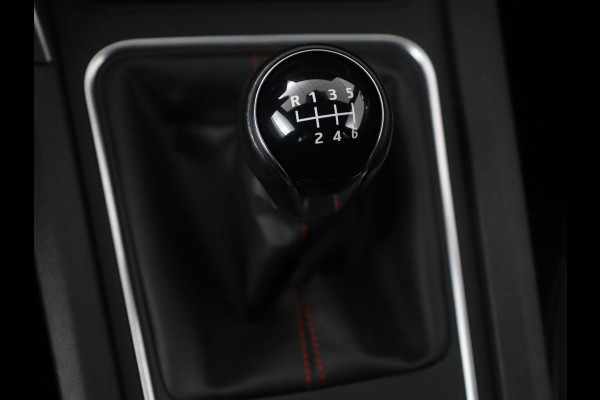 Seat Leon 1.5 TSI FR Launch Edition | Trekhaak | Adaptive cruise | Sfeerverlichting | Carplay | Navigatie | Full LED | 18'' | Parkeerhulp | Climate control | Sportstoelen | Bluetooth