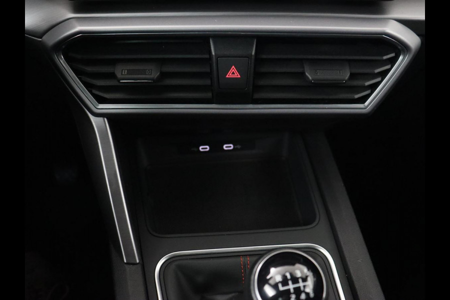 Seat Leon 1.5 TSI FR Launch Edition | Trekhaak | Adaptive cruise | Sfeerverlichting | Carplay | Navigatie | Full LED | 18'' | Parkeerhulp | Climate control | Sportstoelen | Bluetooth