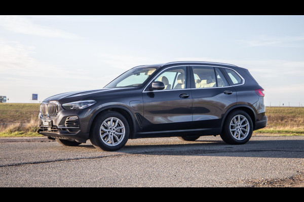 BMW X5 xDrive45e Executive LEER / DEALER ONDERHOUDEN / LUCHTVERING / CARPLAY / CAMERA