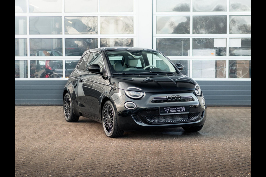 Fiat 500E 3+1 La Prima 42 kWh | 17% Bijtelling | Clima | Cruise | Leder | 17" | Priv Glass | Winter Pack | JBL Sound | BSM | Apple Carplay