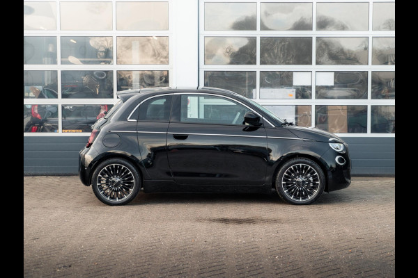 Fiat 500E 3+1 La Prima 42 kWh | 17% Bijtelling | Clima | Cruise | Leder | 17" | Priv Glass | Winter Pack | JBL Sound | BSM | Apple Carplay