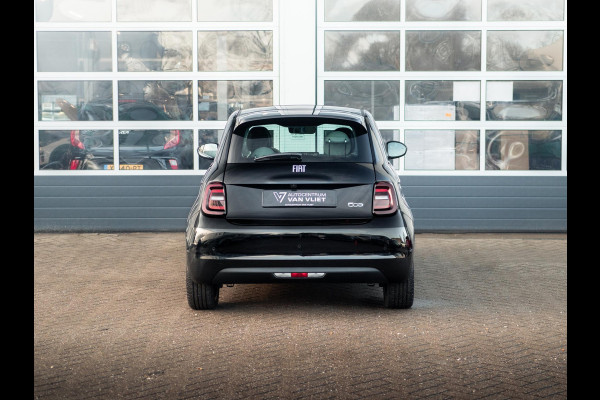 Fiat 500E 3+1 La Prima 42 kWh | 17% Bijtelling | Clima | Cruise | Leder | 17" | Priv Glass | Winter Pack | JBL Sound | BSM | Apple Carplay