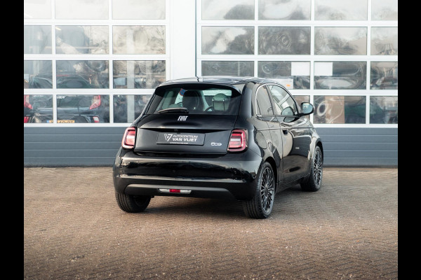 Fiat 500E 3+1 La Prima 42 kWh | 17% Bijtelling | Clima | Cruise | Leder | 17" | Priv Glass | Winter Pack | JBL Sound | BSM | Apple Carplay