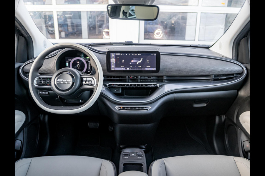 Fiat 500E 3+1 La Prima 42 kWh | 17% Bijtelling | Clima | Cruise | Leder | 17" | Priv Glass | Winter Pack | JBL Sound | BSM | Apple Carplay