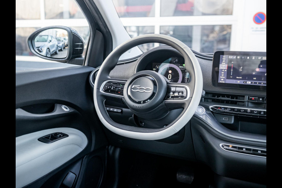Fiat 500E 3+1 La Prima 42 kWh | 17% Bijtelling | Clima | Cruise | Leder | 17" | Priv Glass | Winter Pack | JBL Sound | BSM | Apple Carplay