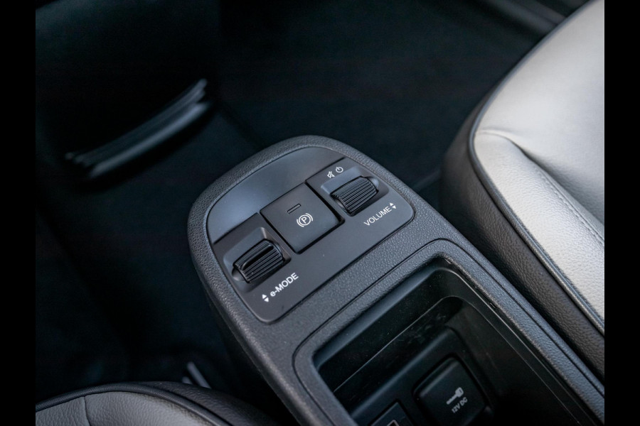 Fiat 500E 3+1 La Prima 42 kWh | 17% Bijtelling | Clima | Cruise | Leder | 17" | Priv Glass | Winter Pack | JBL Sound | BSM | Apple Carplay