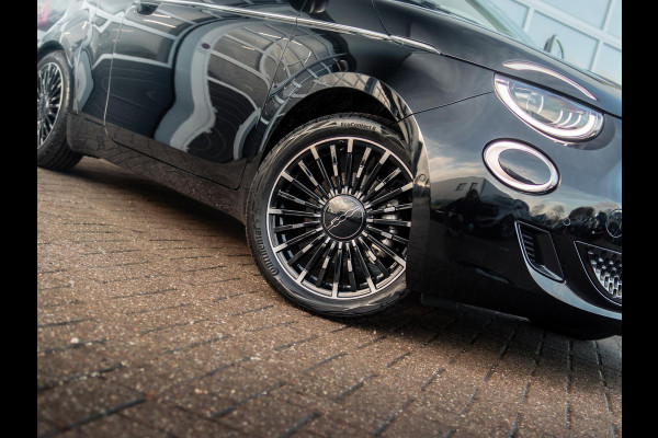 Fiat 500E 3+1 La Prima 42 kWh | 17% Bijtelling | Clima | Cruise | Leder | 17" | Priv Glass | Winter Pack | JBL Sound | BSM | Apple Carplay