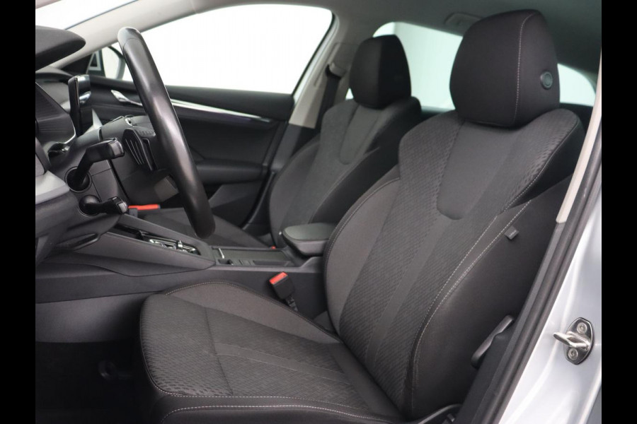 Škoda Octavia 1.0 e-TSI Business Edition Plus | Trekhaak | Stoelverwarming | Adaptive cruise | Sfeerverlichting | Full LED | Side Assist | Carplay | Navigatie | Climate control | Bluetooth